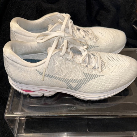 Nike White Athletic Shoes with Breathable Mesh and Sleek Design - Picture 5 of 14